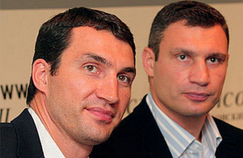 Кличко: "Валуев хочет боксировать" Кличко-старший рассказал о ходе переговоров с Русским Гигантом и о результатах договоренности Владимира с Поветкиным.