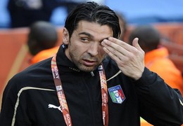 Буффон может пропустить до 3 месяцев Итальянец пока не может помочь своей команде.