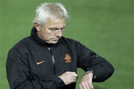 Ван Марвейк: "Уругвай - очень опасная команда" Наставник сборной Голландии готовит подопечных к серьезной дуэли.