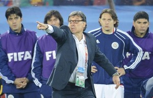 Мартино продолжит работу со сборной Парагвая Херардо Мартино заявил, что остается на должности главного тренера Парагвая.