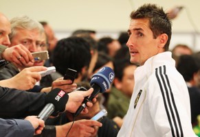 Клозе: "Я не волнуюсь по поводу рекорда Роналдо" Немецкий бомбардир сохраняет спокойствие перед матчем с Уругваем. 