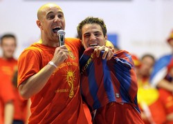 Фабрегас примерил футболку Барселоны Напарники по сборной намекают молодому игроку об одном из вариантов продолжения карьеры.