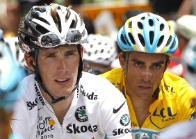 Контадор и Шлек пожали друг другу руки Инцидент между двумя лидерами Тур де Франс окончен. 
