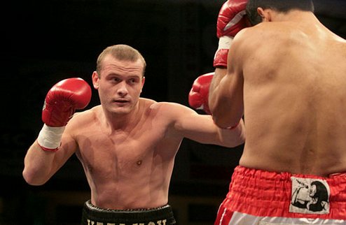Шуменов победил Узелкова Казахский боксер выглядел активнее украинского претендента.