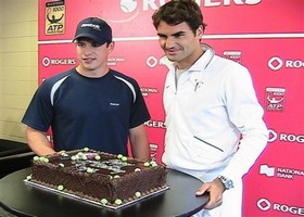 Кросби: "Следил за игрой Федерера на US Open" На выходных две звезды мирового спорта - Сидни Кросби и Роджер Федерер отпраздновали дни рождения.