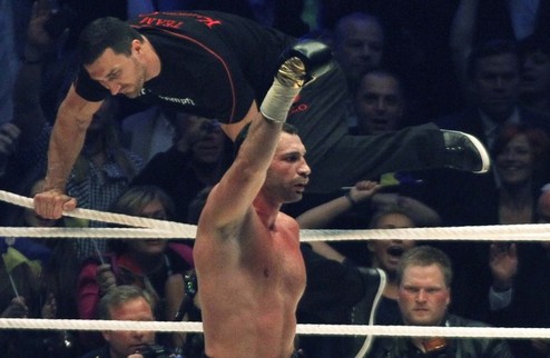 Boxingscene: Кличко проведет бой с Бриггсом Украинский чемпион приступает к тренировкам.