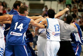 Крстича арестовали Центровой сборной Сербии угодил за решетку после массовой драки между игроками сборной Сербии и Греции.