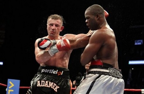 Адамек победил Гранта Томаш Адамек (42-1-0, 27 KO) справился с Майклом Грантом (46-4-0, 34 KO).