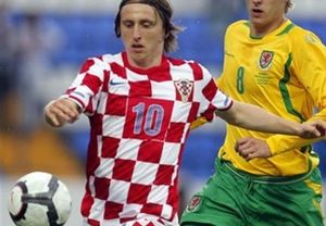 Модрич возвращается в строй Полузащитник сборной Хорватии сможет принять участие в матче квалификации Евро-2012 против Греции.