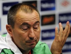Тренер Болгарии подал в отставку Второе поражение кряду на старте квалификации Евро-2012 привело болгар к потере тренера.