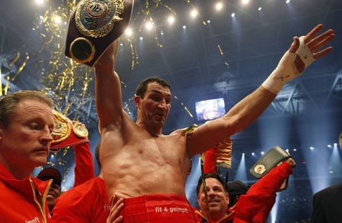 Кличко вызывает на бой непобедимого британца Чемпион WBO/IBO/IBF Владимир Кличко (55-3, 49нок) предложил драться британскому нокаутеру Дереку Чисоре (14...