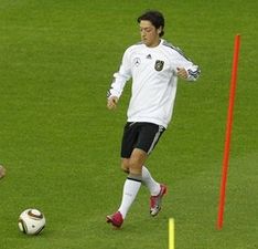 Езил надеется сыграть с Казахстаном По-прежнему остается неопределенной ситуация со здоровьем плеймейкера сборной Германии Месута Езила.