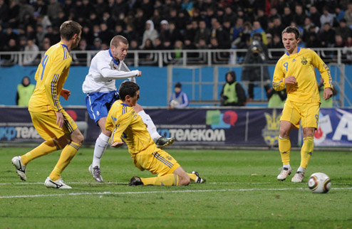 Молодежная сборная Украины пробилась на Чемпионат Европы Украинцы уступили дома, но по сумме двух встреч идут дальше. 