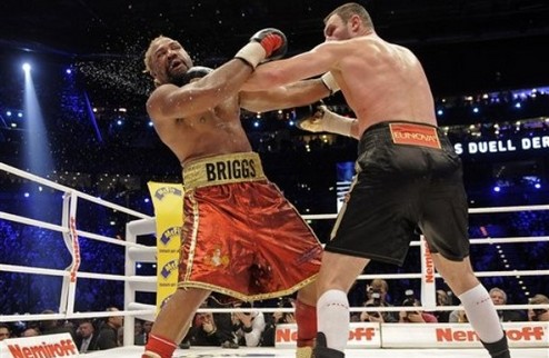Бриггс оказался в больнице Американский боксер получил серьезные травмы во вчерашнем бою.
