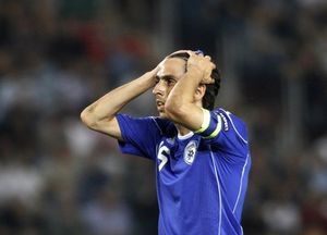 Израиль отрицает свою вину в травме Бенаюна Вызов в сборную Израиля обернулся для Йосси Бенаюна серьезнейшей травмой.