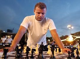 Уроженец Украины установил мировой рекорд одновременной игры в шахматы Израильский гроссмейстер Алик Гершон отобрал у иранского коллеги мировой рекорд о...