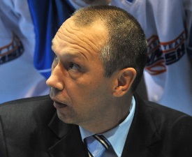 Завалин: "Мы ищем игрока в переднюю линию" Главный тренер мариупольского клуба остался доволен победой в Запорожье. 