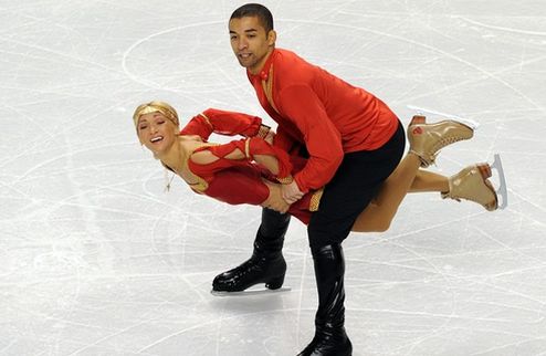 Бывшая украинка побеждает на Гран-При Skate America Немецкая спортивная пара Алена Савченко / Робин Шолковы выиграла четвертый этап Гран-При Skate Ameri...