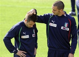 Игроки поддерживают Кассано Антонио еще нужен Италии.