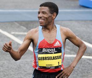 Великий эфиоп передумал уходить из спорта Двукратный олимпийский чемпион в беге на 10 000 метров Хайле Гебреселассие из Эфиопии решил продолжить легкоат...