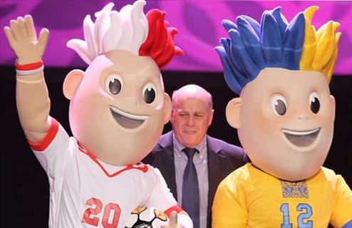 Сегодня в Варшаве презентовали талисманы Евро-2012 Ими стали два футболиста-близнеца. 