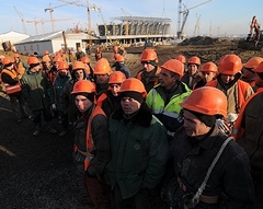 Строители стадиона во Львове объявили забастовку Работники требуют погасить задолженность по зарплате. 