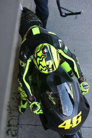 MotoGP. В Дукати взволнованы формой Росси Валентино никак не оправиться от травмы плеча, чем подрывает тестовую программу команды. 