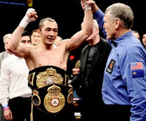 Шуменов защитил свой титул Казахский боксер уверенно побеждает Уильяма Джоппи. 
