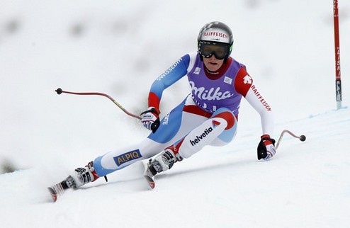 Горные лыжи. Гут бьет Вонн Опальная швейцарская горнолыжница Лара Гут неожиданно обыграла Линдси Вонн в супер-гиганта в австрийском Цаухензее. 