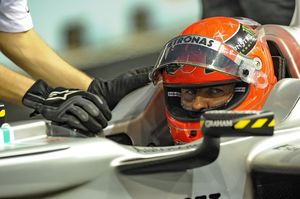 Шумахер готов к новым победам Легендарный немецкий гонщик не смог достойно провести свой первый сезон после возвращения в Королевские гонки.