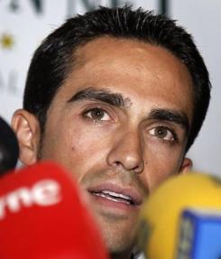 Контадор покинул лагерь Saxo Bank-SunGard Дисквалифицированный на год испанец поехал домой.