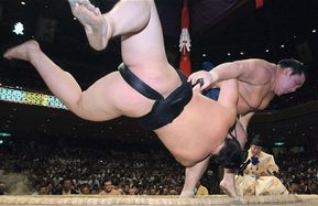 Громкий скандал в японском сумо разгорелся после прочтения SMS По меньшей мере трое профессиональных сумоистов Японии принимали участие в договорных пое...