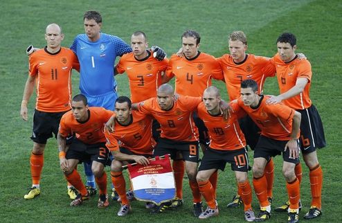 Объявлен состав сборной Голландии Главный тренер вернул Найджела де Йонга в стан сборной.