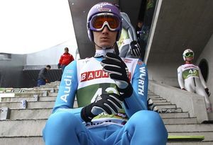 Пауза для Мартина Шмитта Немецкий прыгун с трамплина Мартин Шмитт помимо этапа в Оберстдорфе пропустит и полетный этап в Викерсунде.