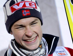Прыжки с трамплина. Якобсен становится чемпионом Норвегии Андерс Якобсен стал победителем чемпионата Норвегии, который проходит в Холменколлене.