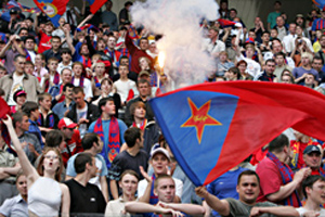 Фанаты ЦСКА устроили драку в Салониках Российские болельщики уже успели нашуметь в Греции.