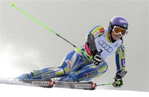 Титул для Тины Мазе  Тина Мазе из Словении выиграла гигантский слалом на чемпионате мира по горным лыжам в Гармиш-Партенкирхене (Германия).