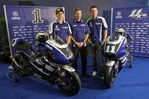 MotoGP. Yamaha представила новый байк Чемпион мира Хорхе Лоренсо позировал на фоне новенького YZR-M1.
