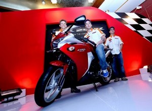 Moto GP. Стоунер и компания посетили Индонезию  Гонщики Репсоль Хонды поучаствовали в промо-кампании.