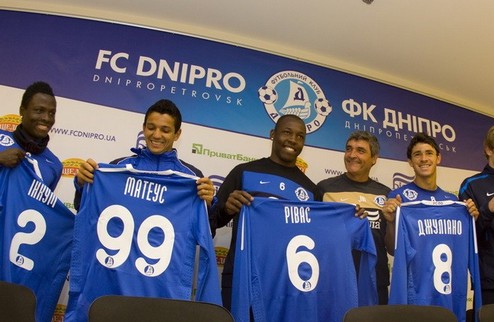 Днепр представил новичков Футболки днепропетровского клуба примерили пять новых футболистов. 