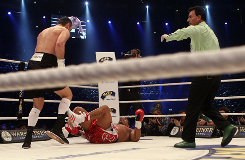 Кличко побеждает без боя В первом раунде Одланьер Солис, видимо, повредил колено и был вынужден отказаться от борьбы.