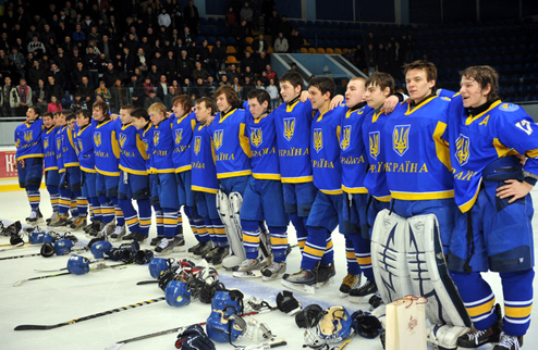 ЧМ U-18. Украина выходит в первый дивизион! Подопечные Александра Годынюка в решающем поединке юниорского чемпионата мира уверенно обыграли литовцев, и ...