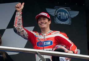 MotoGP. Хэйден остался доволен новым байком Вслед за Валентино Росси, Ники Хэйден проехал несколько кругов на новом байке Дукати GP12.