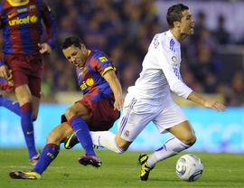 Защитник Барселоны выбыл на четыре недели Во время вчерашнего финала Кубка Испании Адриано получил травму.
