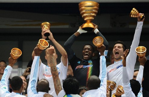 Марсель выигрывает Кубок Лиги Олимпик во второй раз кряду берет сей трофей французского футбола.