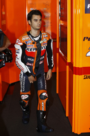 MotoGP. Педроса вновь сломал ключицу Дани Педроса не обошелся без серьезных травм после столкновения с Симончелли.