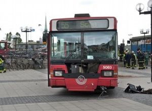 Легкая атлетика. Во время марафона в Стокгольме пострадали зрители В толпу, наблюдавшей за соревнованиями, въехал автобус, который потерял управление.