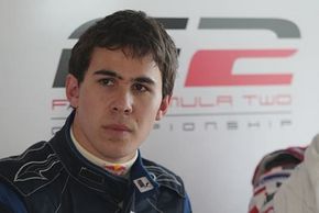 Уикенс стал резервным пилотом Маруси-Вирджин Хорошие результаты в Мировой серии Рено обеспечили молодому гонщику место в команде Ф-1.