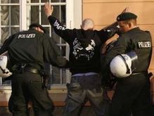 Сто фанатов сборной Германии арестованы австрийской полицией Австрийская полиция арестовала болельщиков сборной Германии, устроивших беспорядки в центре...