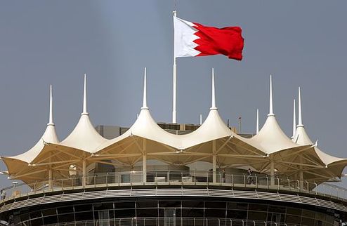 Гран-при Бахрейна. Яблоко раздора Решение вернуть Гран-при Бахрейна в календарь чемпионата Формулы-1 сулит большие проблемы.